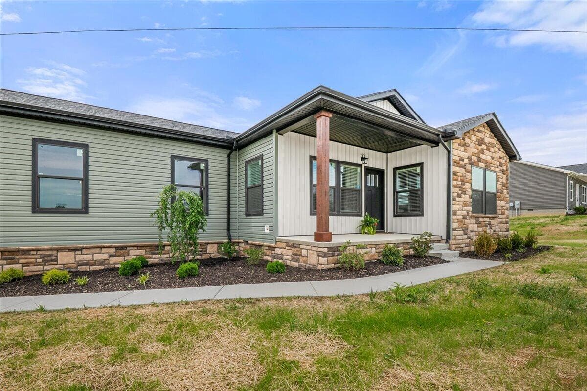Property at 300 Belmont Lane, London, KY — photo 1 of 25